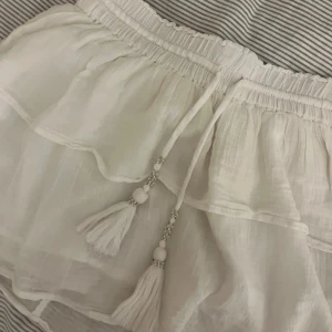 Vit volangkjol med snörning - Superfin vit kortkjol från Gina🤍