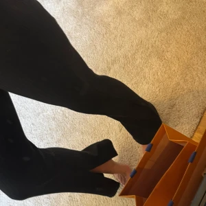 Svarta ribbade byxor med slits - Säljer ett par svarta ribbade mjukis byxor med slits nertill. Har likadana byxor i både S och XS och säljer båda. (På bilden har jag XS) dom är väldigt stretchiga så passar nästan alla kroppsformer 