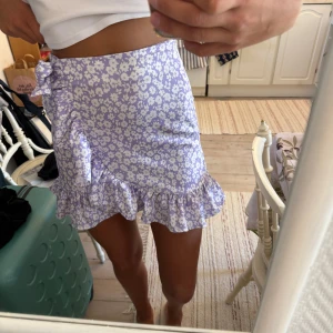 Söt blommig kjol - Högmidjad söt blommig kjol. Väldigt lite använd så den är som ny! Är som en xs/s