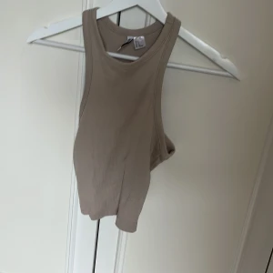 Beige ribbad linnetopp från DIVIDED - Superfin greige ribbad top