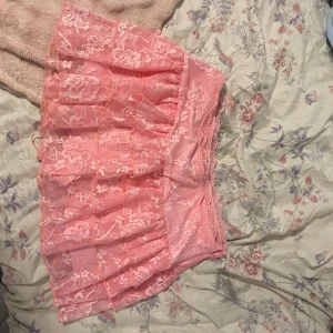 Minikjol - Super söt men aldrig använd inbyggda shorts oxå.                                                                           skriv om ni undrar nått 🫶🏻