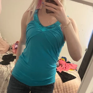 Fest topp - Riktigt skönt material och snygg men kommer inte till användning.                                               Skriv om ni undrar nått 🫶🏻