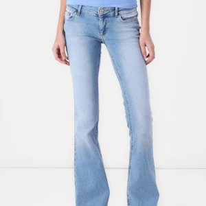 Lågmidjade ljusblå bootcut jeans - Snygga ljusblå jeans med bootcut passform och klassisk femficksdesign. Jättebra skick. Använda väldigt få gånger. Storlek Xs/30