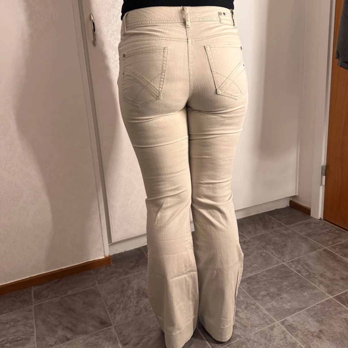 Beiga bootcut byxor från Yessica - 1