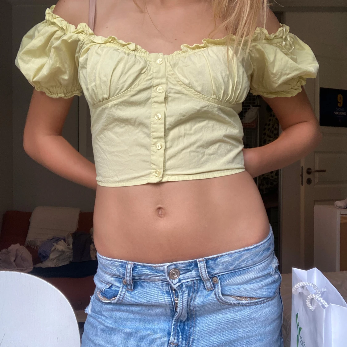 Gul croppad blus med puffärmar