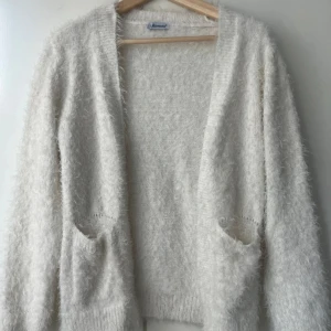 Vit fluffig kofta  - Säljer denna super fina kofta från fullmoda som inte kommer till användning i storlek S❤️.