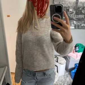 Beige stickad tröja - Supermjuk beige stickad tröja, tröjan har en enkel och clean look, perfekt att matcha med jeans eller kjol. Den är lite croppad och har ribbade muddar vid ärmslut och nederkant. Perfekt för lager-på-lager under kyliga dagar.