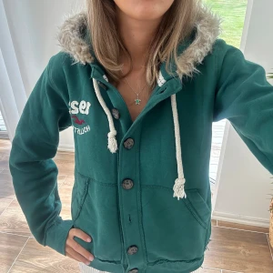Hollister zip med päls  - En zip från Hollister med päls i storlek S. Tröjan bedöms vara i väldigt fint skick. Jag skickar ditt köp inom 24h. Se liknande zip i min profil! F40