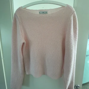 Ljusrosa stickad tröja från MNG - Supermjuk och mysig ljusrosa stickad tröja från mango. Tröjan är mer rosa i verkligheten än på bilden❣️storleken är S men passar även Xs☺️skicka prisförslag!!