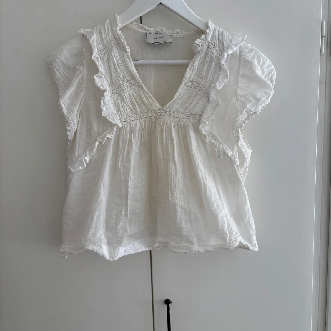 Vit blus med volang från Neo Noir - 1