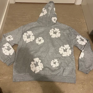 Denim Tears Hoodie  - -Size L -Helt ny  -jätte bra pris😍 -passar båda kvinnor och män 👌 -skriv gärna om du har några frågor🙏☺️