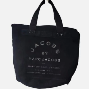 Svart shoppingväska Marc Jacobs - Efterlyser denna väskan🥰 Om någon har en som är i bra skick  att sälja så är jag mycket intresserad❤️ 