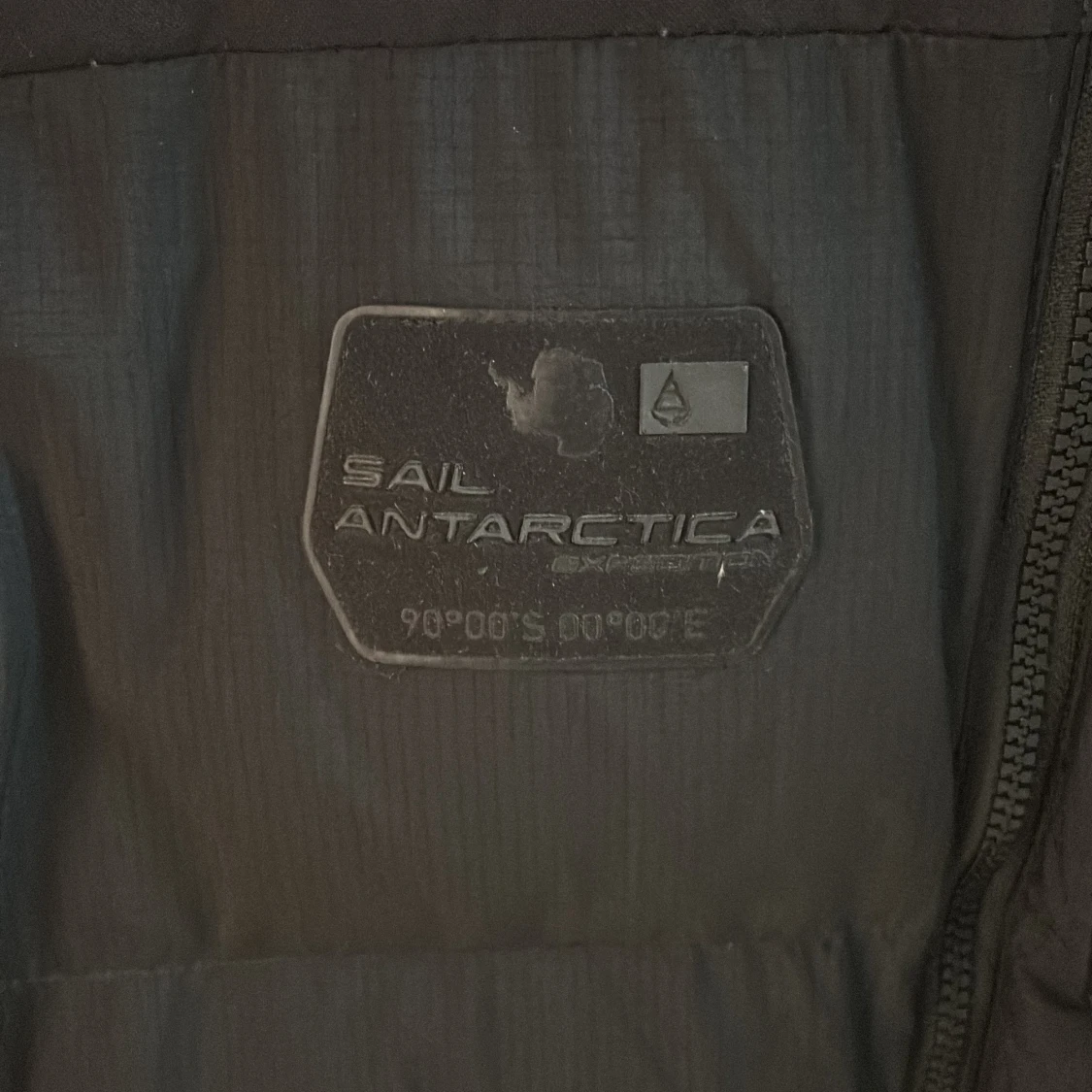 Svart Sail Racing dunjacka med huva - 2