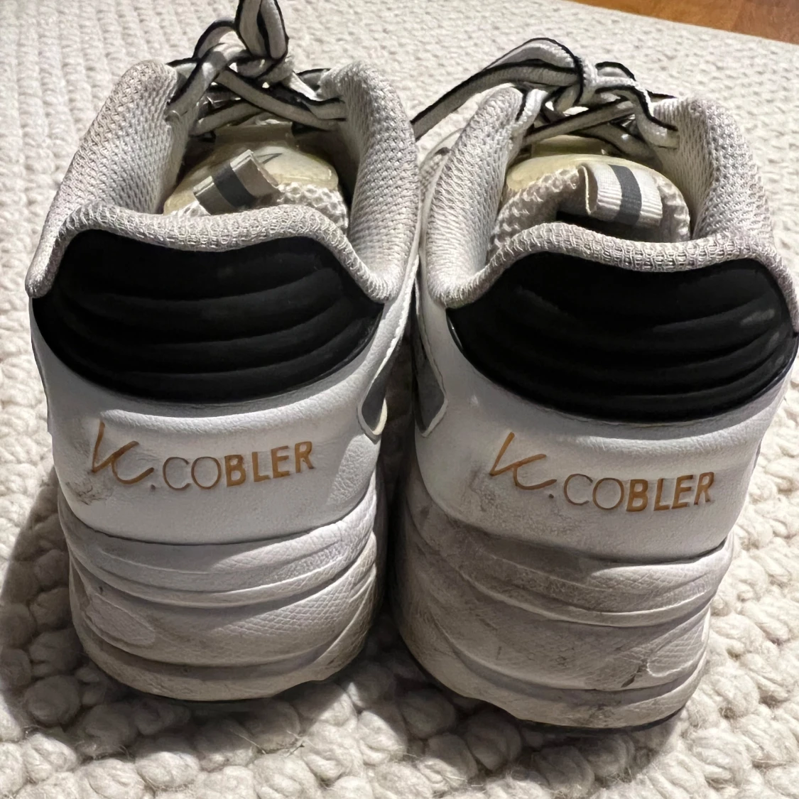 Vita sneakers från K.Cobler