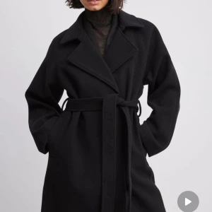 Svart Kappa - Svart kappa från Nakd, köpt förra året. Använd 2 gånger så inprincip ny. Nyrpis 999kr. Säljer billigt för 450kr pga flytt