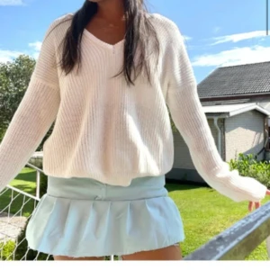 Vit stickad tröja med V ringning - Supersöt vit stickad tröja med underbar v ringning och passar till ALLT kan gå ner i pris vid snabba affärer