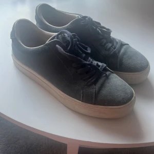 Ljusblå Vagabond skor - Säljer ett par Ljusblå Vagabond skor i storlek 42. Använts typ 3 gånger, så väldigt bra skick.