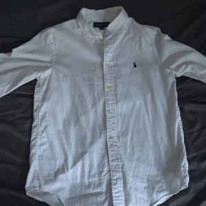Vit skjorta från Ralph Lauren - Vit skjorta från Ralph lauren. Storlek 18 så passar om du är runt 170
