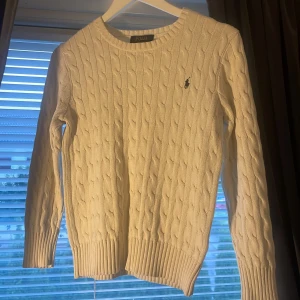 Polo Ralph Lauren knit tröja - En Ralph Lauren Kim tröja som är i nytt skick med inga defekter, det är en storlek M i barnstorlekar (10-12år) och passar både kill och tjej 