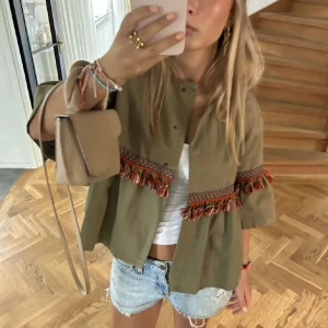 trekvartsärmad jacka - snyggastteee jackan i en skit najs färg!!💞💞 finns inte o köpa längre 