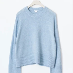 Ljusblå stickad tröja från gina🩵 - helt ny utan prislapp aldrig använt bara testat! Supermjuk ljusblå stickad tröja med rund halsringning och breda ribbade muddar vid ärmslut och nederkant. Perfekt för lager-på-lager och chill dagar. Enkel och stilren design som passar till det mesta.