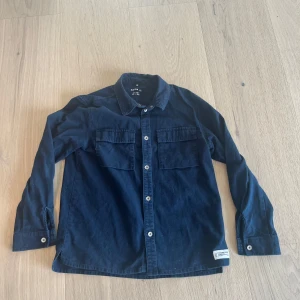 Overshirt - Säljer denna Overshirt från Name it på grund av att den blivit för liten. Den är i storlek 146-152 men passar dig som är runt 160 cm. Finns inga defekter och den är i ett gott skick. 