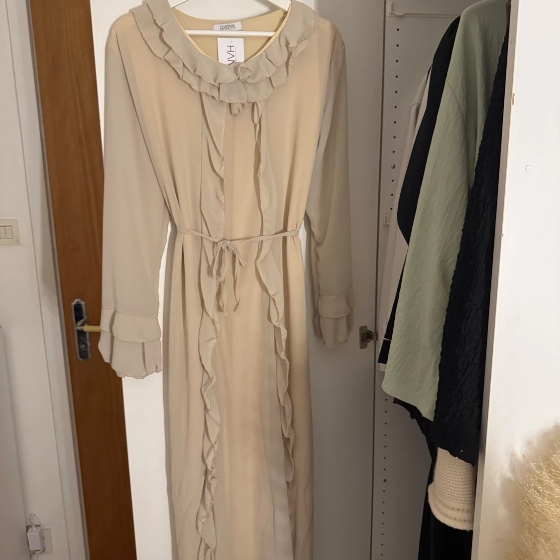 Beige långklänning med volang från Aavva - 3