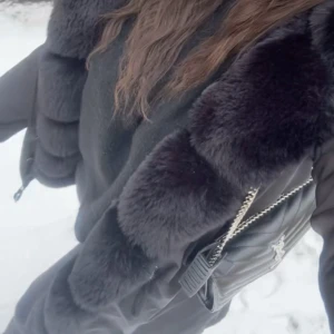 Garoff päls jacka - Storlek XS Super fin och varm pälsjacka Pälsfodrat inuti också  Nästan helt oanvänt - använt fåtal gånger  Ordinariepris: 4899kr Snabb affär kan gå ned 