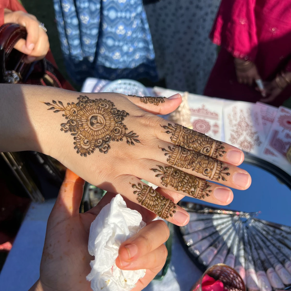Henna handdesign med blommigt mönster
