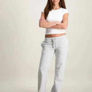 Grå mjukisbyxor med snörning - Super snygga jätte sköna gråa mjukis byxor ifrån Gina tricot i storleken 146/152!💕💕 ny pris 259kr😜❣️