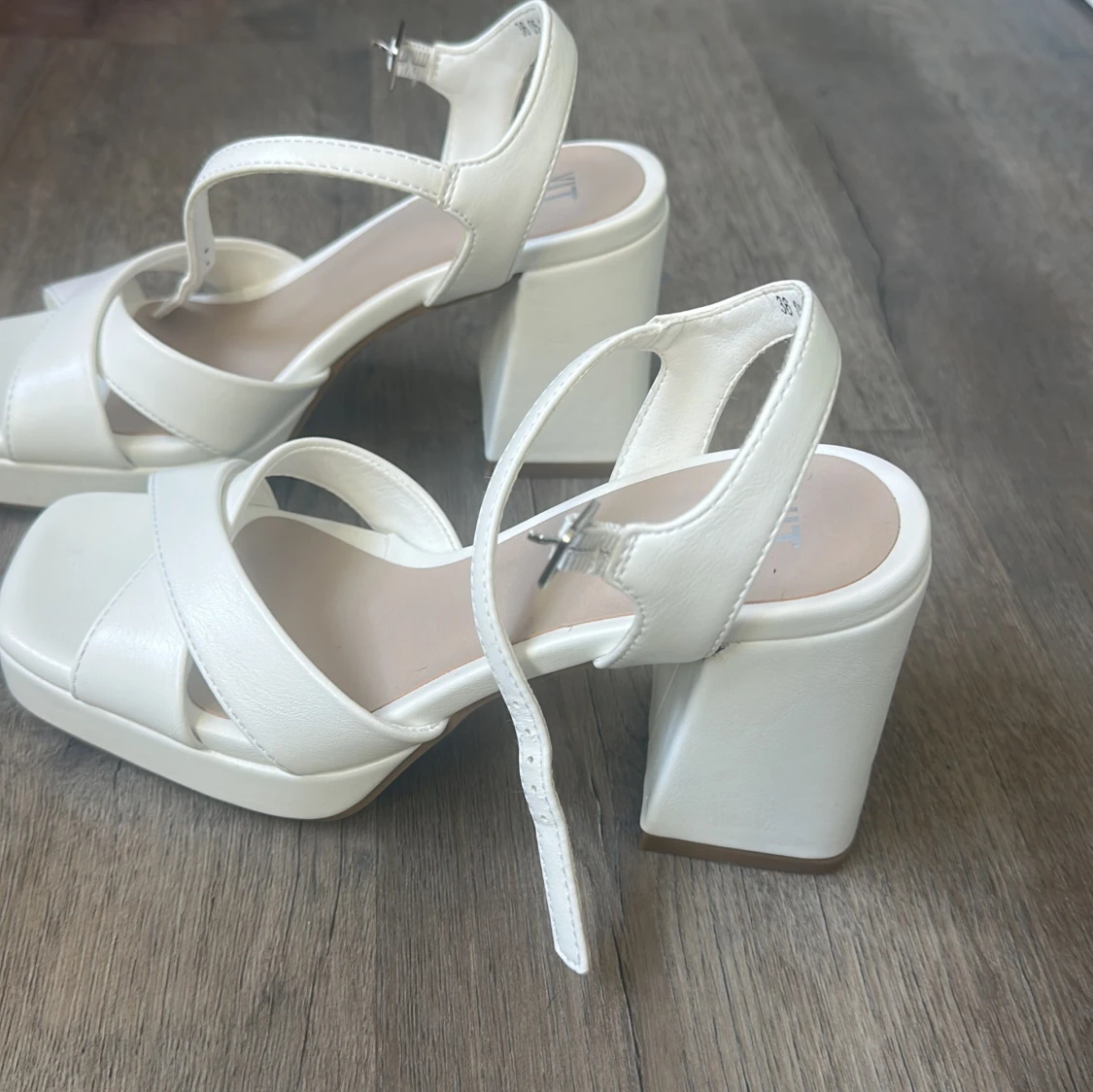 Vita chunky sandaler med klack från XIT - 2