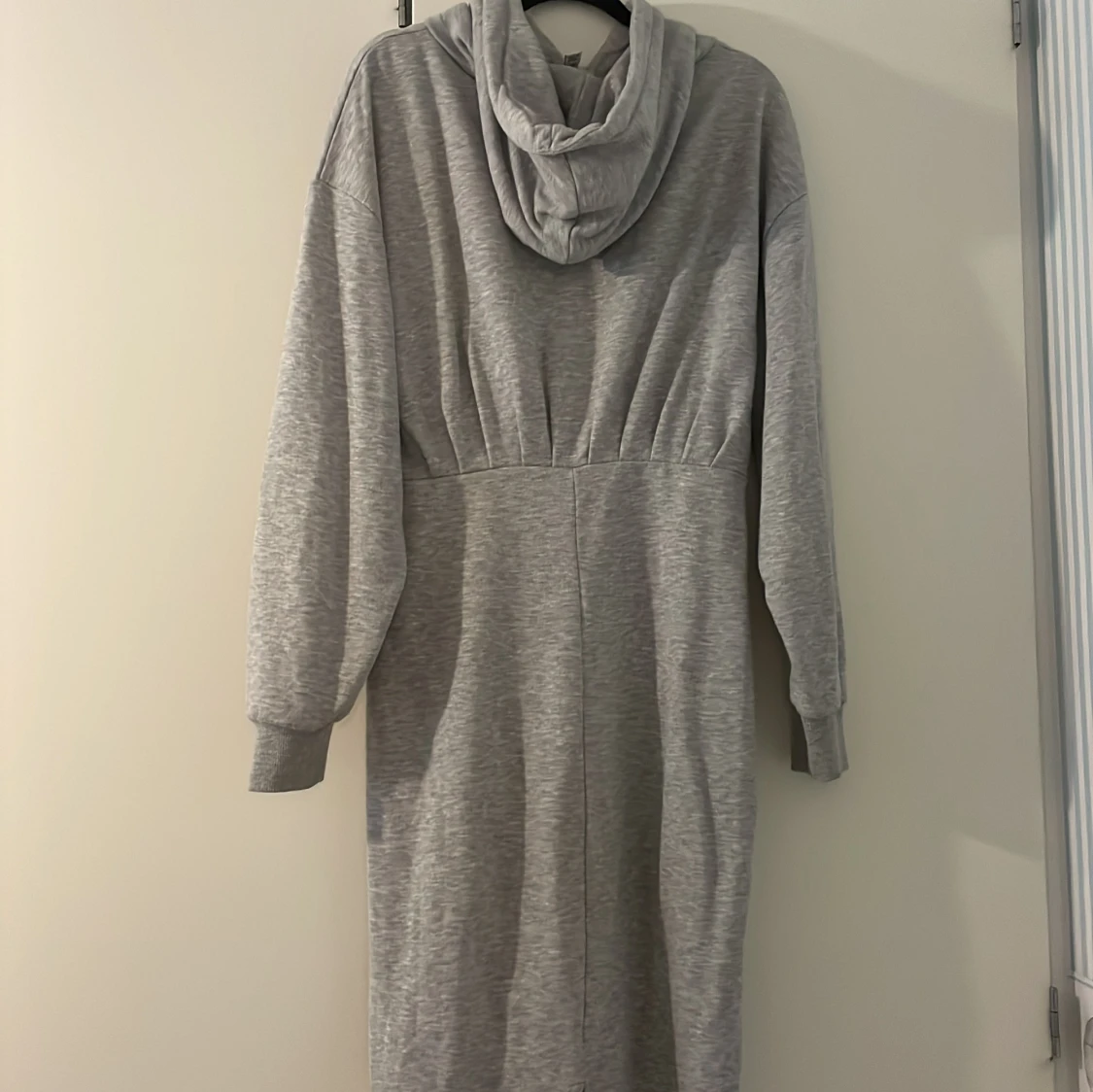 Grå lång hoodieklänning med slits - 2