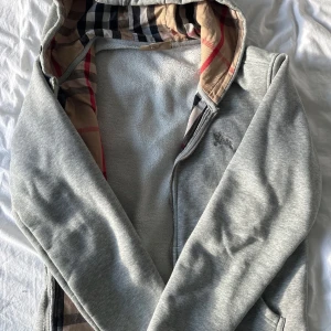 Grå hoodie från Burberry med dragkedja - Säljer en grå hoodie från Burberry i storlek S! : )