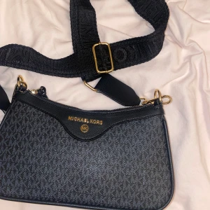 Mk väska - Axelremsväska. Aldrig använd. Inga defekter.