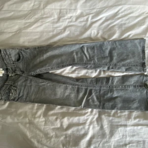 Jeans - Gråa low waist jeans från Gina tricot
