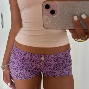 Leopard shorts  - Snygga vintage lågmidjade lila  leopardmönster jeansshorts. Jag är 168 och det är mina bilder, köp via köp nu direkt eller Swish, kvar tills markerad som såld ❤️midjemått på bilden 