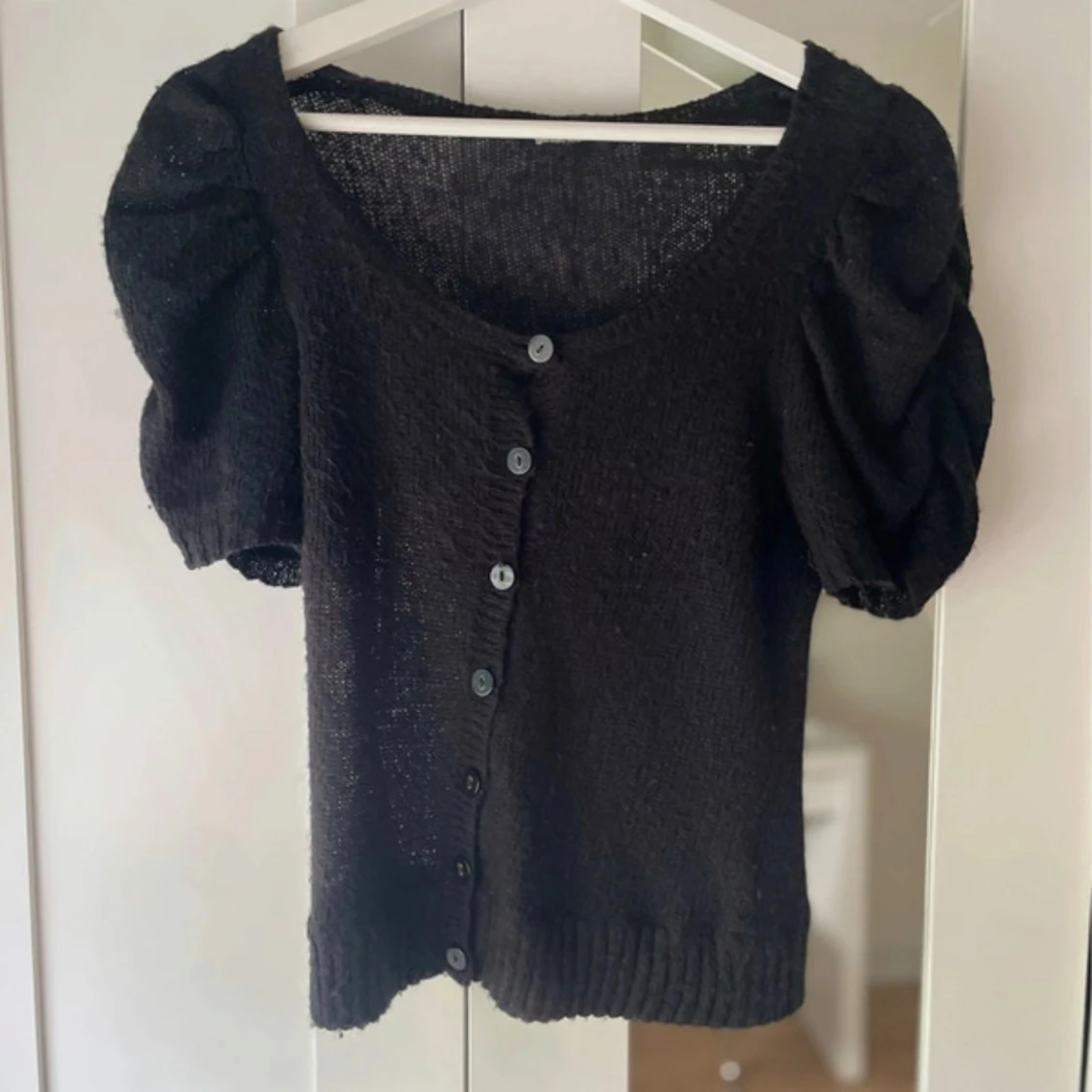 Svart stickad blus med puffärm