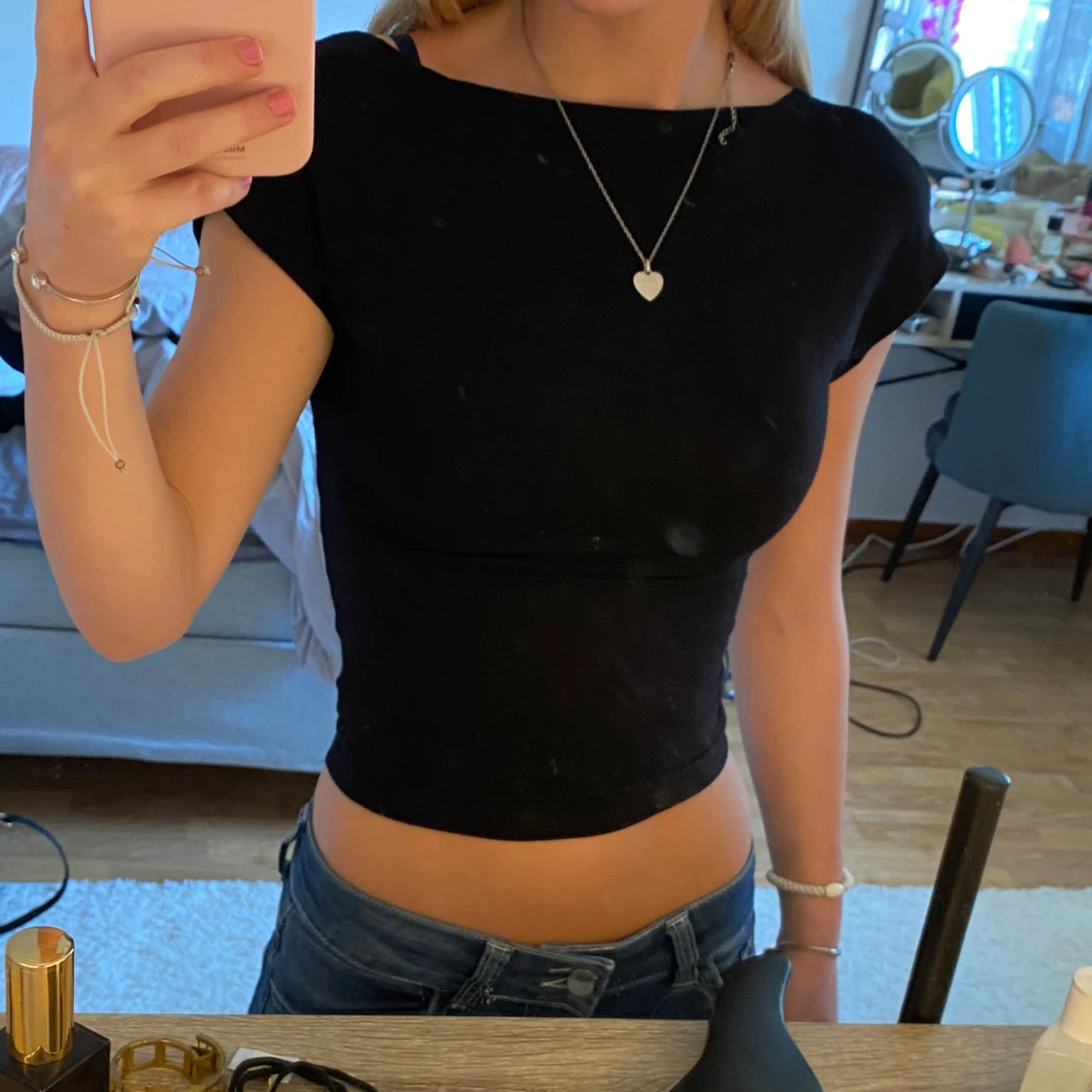 Svart croppad topp som är rygglös