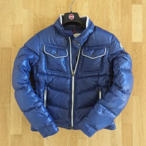 Moncler Jacka - Säljer en sjukt fet unik blå Moncler jacka. Jackan är köpt på vongreven closet och sitter i strl Xs. Den är i bra men använt skick och hör gärna av er vid frågor eller funderingar!! ‼️Jackan är såklart ÄKTA ‼️