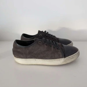 Lanvin Cap toe - Säljer ett par sjukt feta lanvins i färgen brun/grå. Skorna är i strl 41 men passar även 42 då de sitter lite stora! Hör gärna av er vid frågor eller funderingar!!