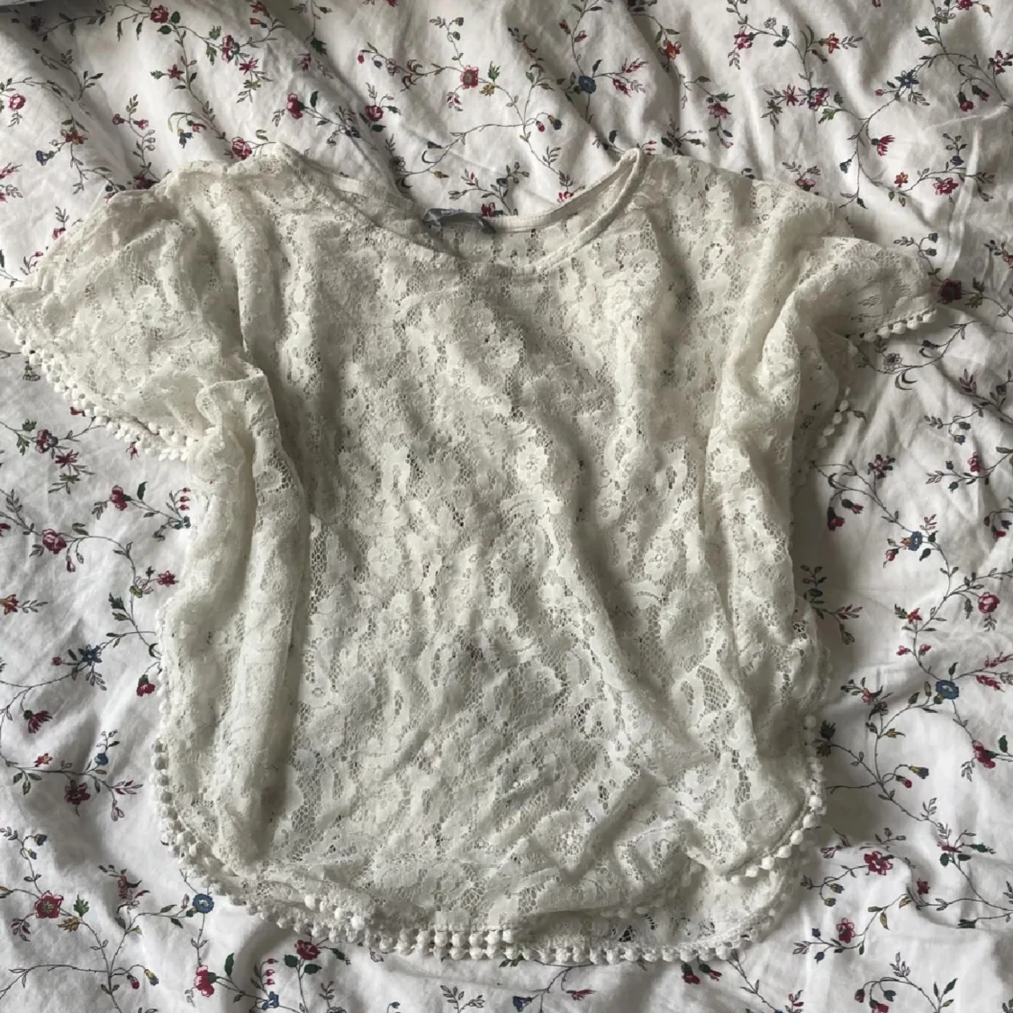 Vit spetsblus med kort ärm - 1