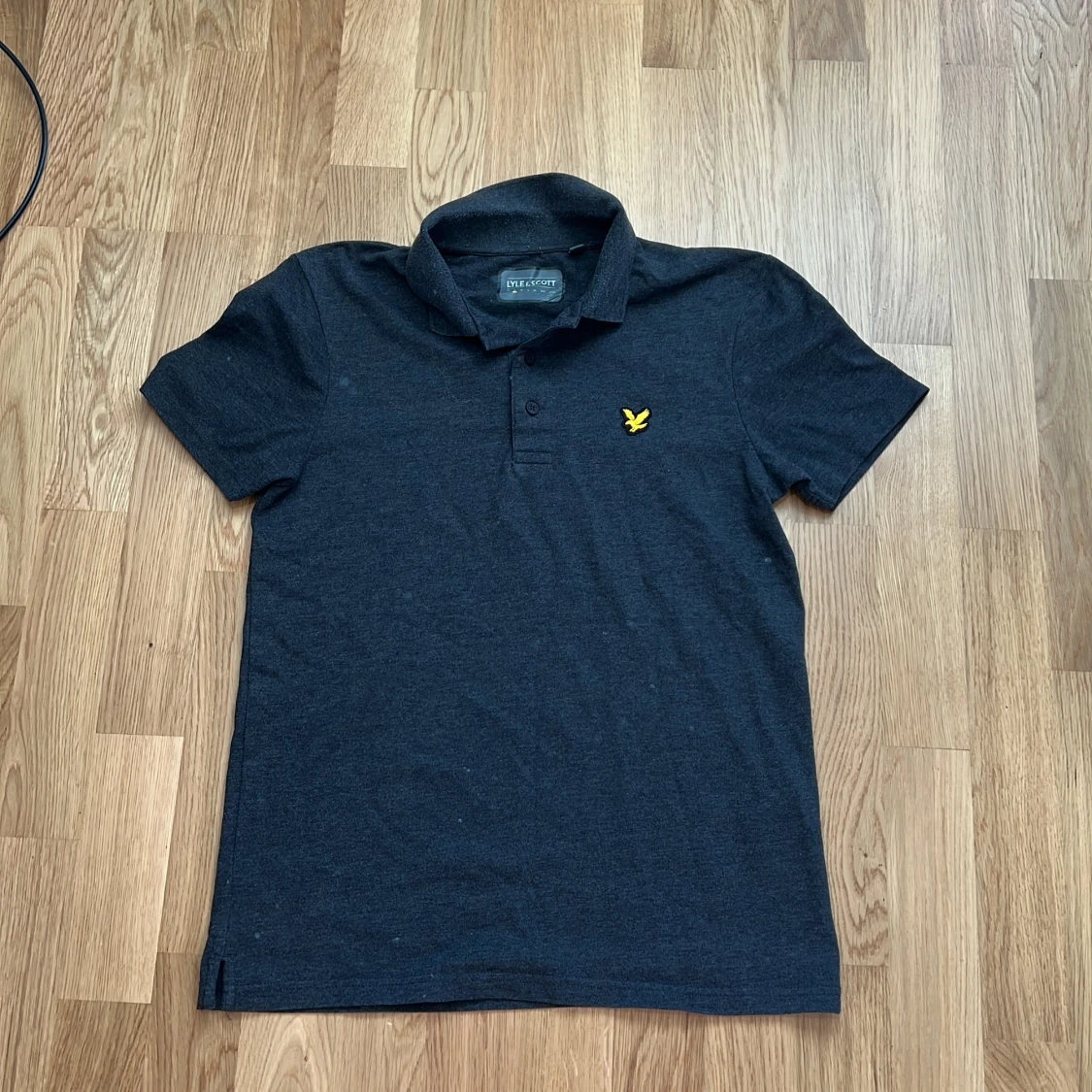 Mörkgrå piké från Lyle & Scott