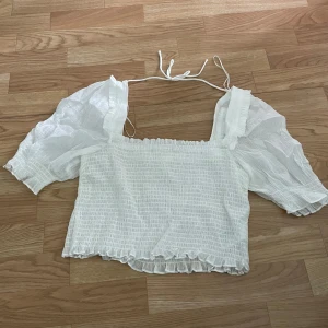 Blus - Somrig mesh blus som från HM. Nypris 389kr. Köparen står för frakten. Pris kan diskuteras vid snabb affär.