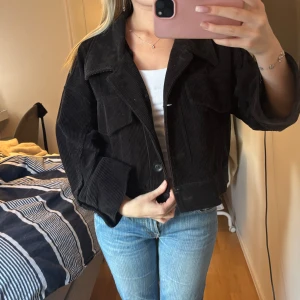 Svart manchester kappa - Säljer en svart croppad kappa i manchester. Snygg och stilren passar till alla outfits