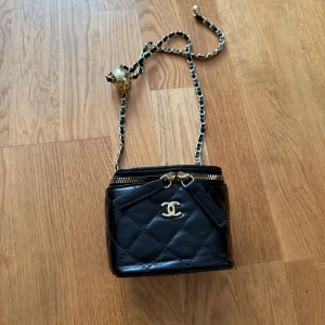 Fin Svart väska - Säljer min superfina svart mini väska med guld hårdvara som jag fick som ett present men kommer tyvärr aldrig till användning, priset kan sänkas därav tillbehör som låda eller dustbag medföljer ej. 