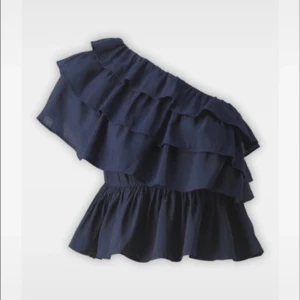 Mörkblå volangig oneshoulder topp - Supersnygg mörkblå topp med flera volanger och oneshoulder-design. Trendig och slutsåld!🩷