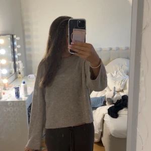 Beige stickad tröja med vida ärmar - Mysig beige stickad tröja från lager157. Säljer då den inte kommer till användning. I storleken xs