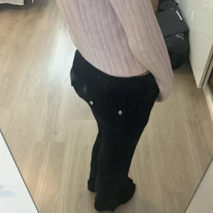 Svarta Juicy Couture byxor - Svarta juicy byxor i storlek XXS för 300kr. Jätte sköna och passar till vad som helst.