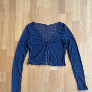 Mörkblå kofta - Säljer en mörkblå kofta från shein. Den är aldrig använd. Koftan är tunn och genomskinlig. Man kan knäppa en knappt men även ha den uppknäppt. 