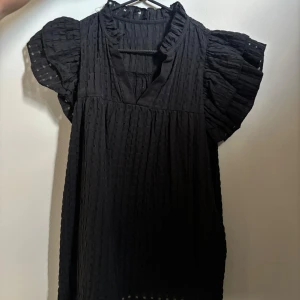 Svart volangtopp - Svart topp med volang ärmar och detaljer. Jätte fin och fint skick. Storlek S